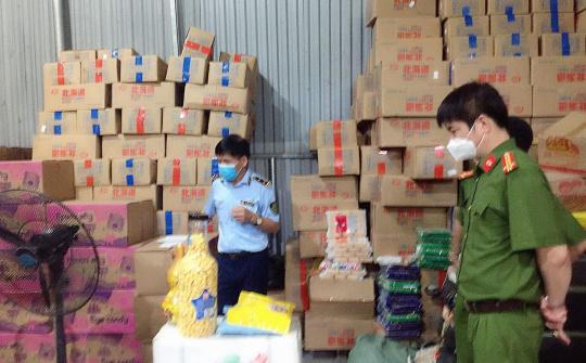 Hà Nội phát hiện kho hàng lớn bánh kẹo Cwin là sân chơi cá cược trực tuyến tại Việt Nam xuất xứ
